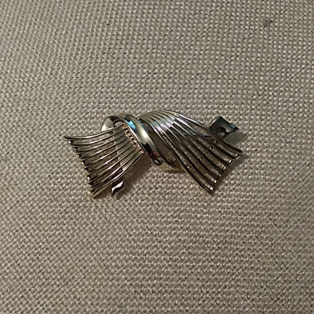 Gold Ribbon Pin
